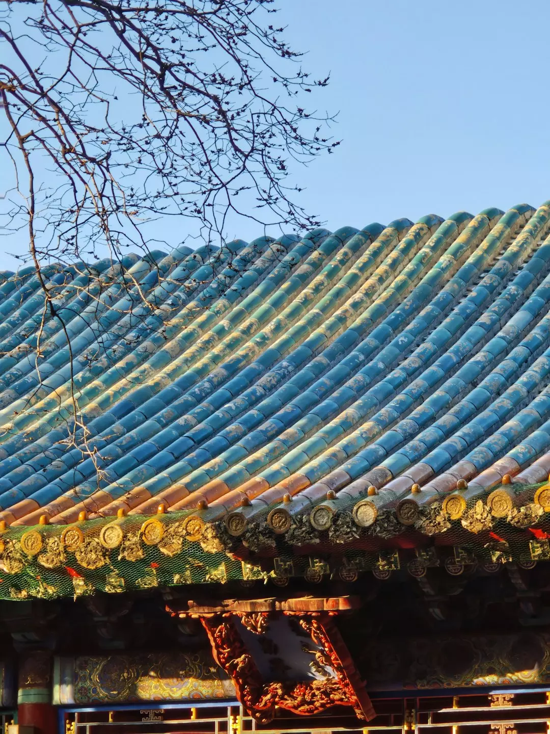 Un couvreur professionnel travaillant sur une toiture complexe, un facteur influençant le budget final.